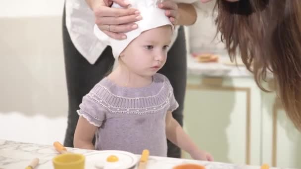 Mom dresses a little cook. — Stock Video