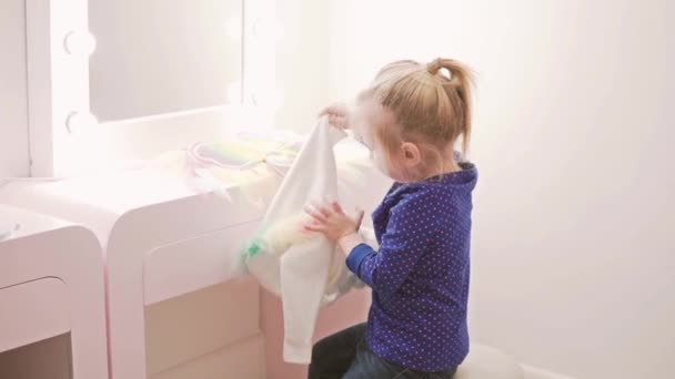 Seorang gadis kecil duduk di samping cermin di kamar bayi . — Stok Video