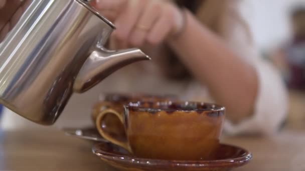 Primo Piano Una Tazza Porcellana Elegante Teiera Metallo Mano Femminile — Video Stock