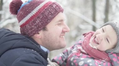 Baba küçük kızı için kış parkta bir yürüyüş ile