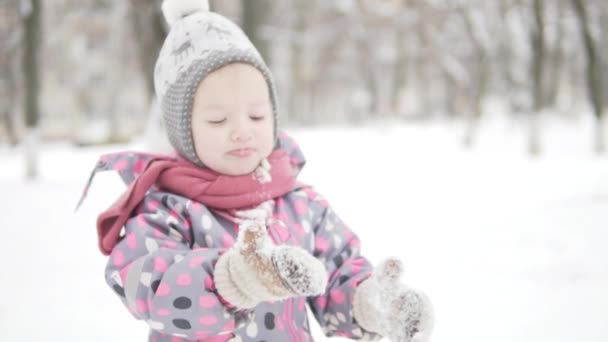 Μικρό κορίτσι για μια βόλτα το χειμώνα — Αρχείο Βίντεο