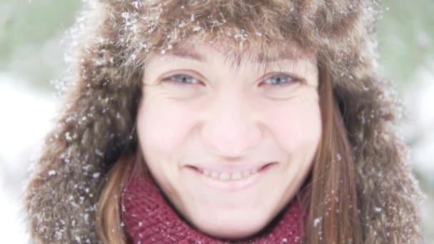 Молода Жінка Теплому Зимовому Капелюсі Насолоджується Падаючим Снігом Крупним Планом — стокове відео