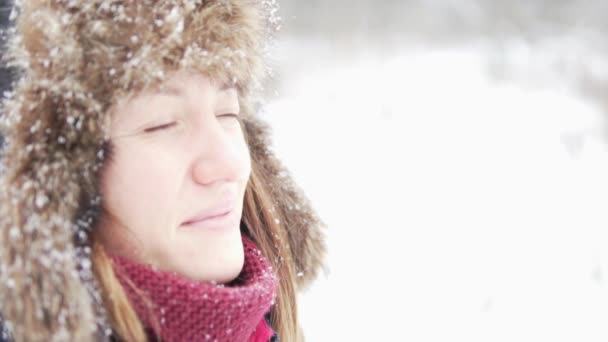 Una giovane donna sta per strada e guarda il cielo — Video Stock