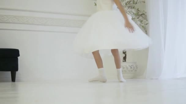 Een meisje in een elegante witte jurk dwarrelen in dans — Stockvideo