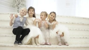 Beyaz ahşap merdiven, gülümseme ve fotoğrafçı için dalga zarif çocuk oturmak