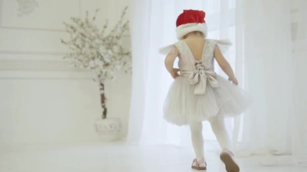 Petite fille drôle attend une réunion avec le Père Noël — Video