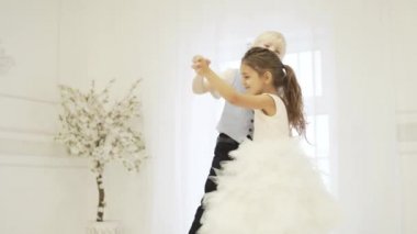 Akıllı çocuklar yavaş dans dans.