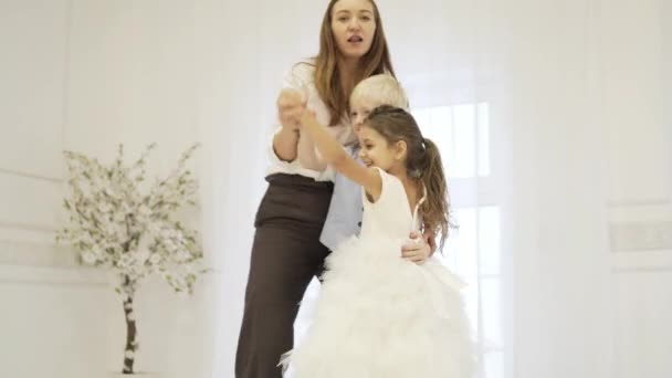 Kobieta śmieszne uczy dzieci do tańca powolny taniec — Wideo stockowe