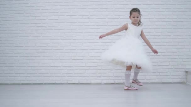 Piccola Bella Ragazza Sta Girando Fronte Fotografi Durante Vacanza Bambino — Video Stock