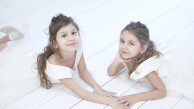 İki güzel küçük kız bir fotoğrafçısına poz