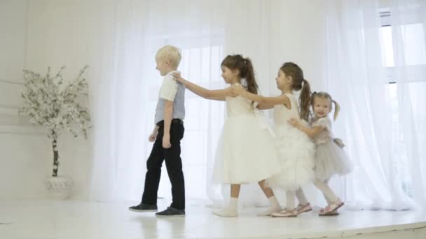 Elegantní děti hrají na svátky. — Stock video