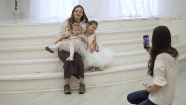 Mãe está tentando tirar fotos com filhas inteligentes . — Vídeo de Stock