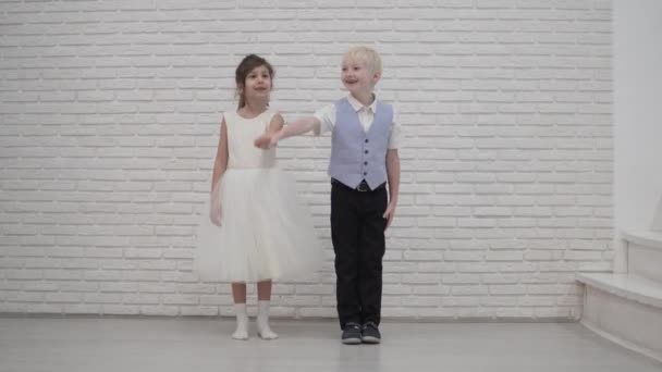 Zarif bir çift el ele tutuşarak çocukların — Stok video