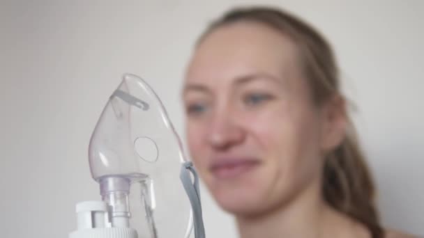 Schöne junge Frau macht Inhalation. — Stockvideo