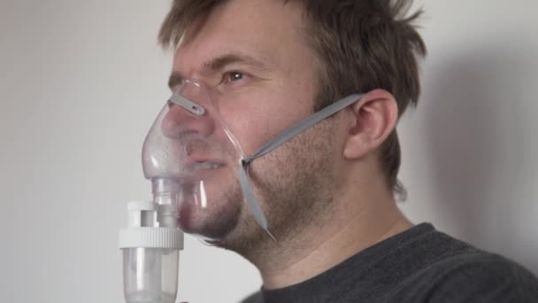 Brutal man makes an inhalation in the hospital — Stock Video