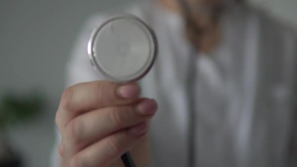 Gros plan d'un stéthoscope et d'une main féminine — Video