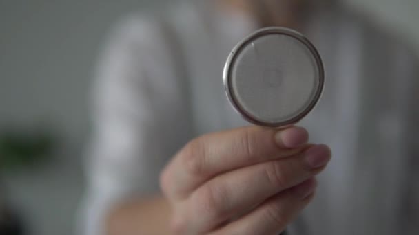 Le médecin lui apporte le stéthoscope du patient . — Video