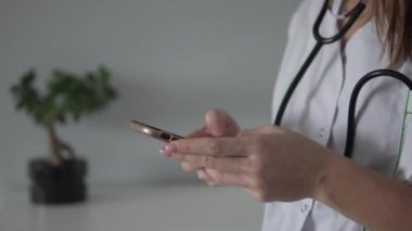 Doktor, hızlı bir şekilde bir mesaj yazmış