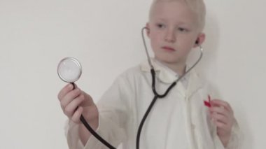 Tatlı bir çocuğun Doktor elbiseli
