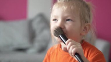 Sevimli küçük kız yanakları pembe ile tozlar