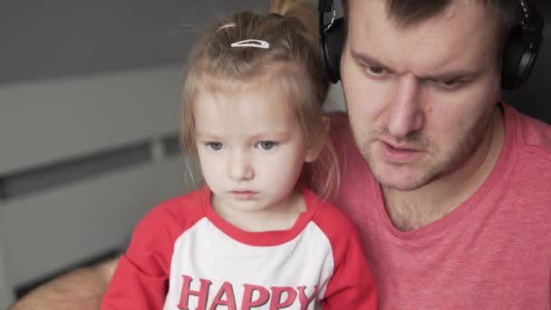 Papa sitzt mit kleiner Tochter am Computer — Stockvideo