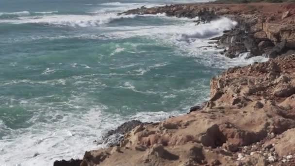 Las olas golpean las rocas. Excelente video — Vídeo de stock