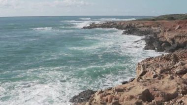 Uçurumdan okyanusa güzel bir manzara. Dalgalar ve kayalar ile deniz