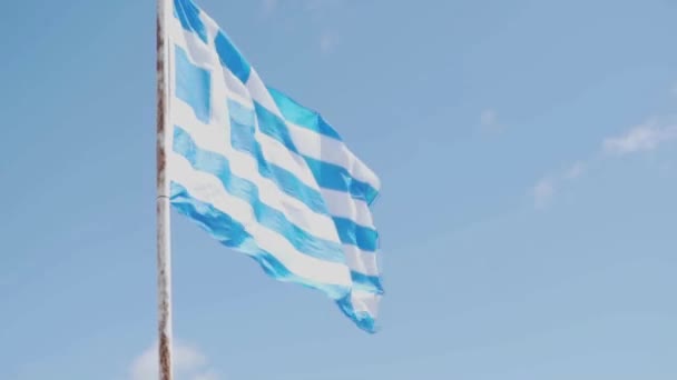 Un grand drapeau grec flotte dans le vent contre le ciel avec des nuages blancs — Video
