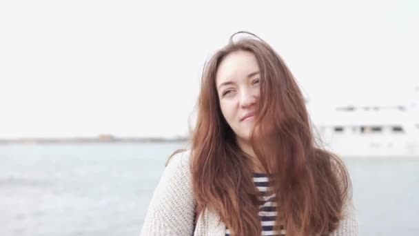 Beautiful woman looks at the sea. Close-up — Stock Video