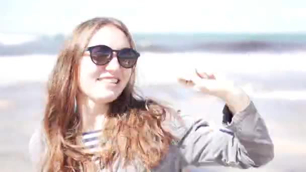 Σε γυναίκα με γυαλιά ηλίου στη θάλασσα. Κοντινό πρόσωπο — Αρχείο Βίντεο