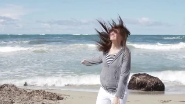 Een jonge vrouw verheugt zich op de ontmoeting met de zee en de zon — Stockvideo