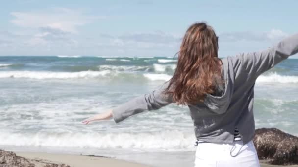 Mooie vrouw verheugt zich op zee en vrijheid. Verlof buiten het seizoen — Stockvideo