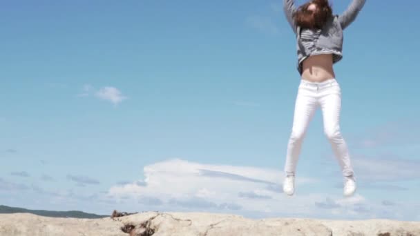 若い女性が海と太陽との出会いを喜ぶ — ストック動画
