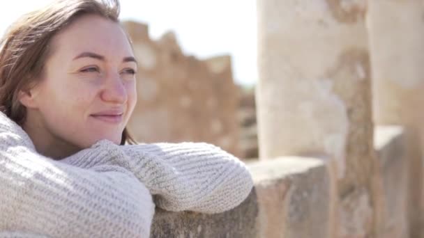 Close-up of a full womans face. She looks into the distance and smiles — Stock Video