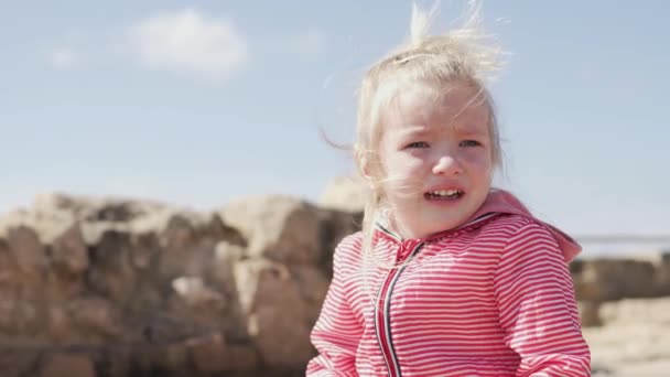 La bambina sta piangendo fuori. Il bambino sedeva a terra e ruggì — Video Stock