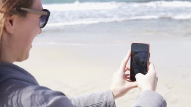 Bir kadın telefonda bir selfie alır — Stok video
