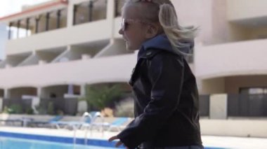 Havuz da yürüyüş için iki kuyruklu küçük kız.