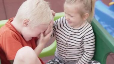 Çocuklar oyun alanında birlikte oynarlar