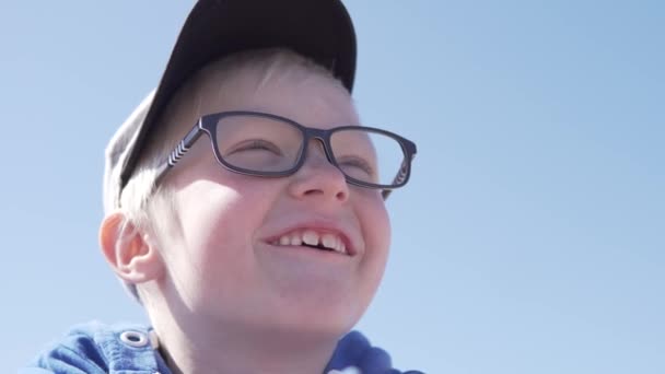 Close-up of the face of a beautiful blond boy on the street. — Stock Video