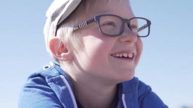 Yakışıklı sarışın çocuk neşeyle gülüyor