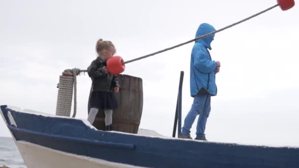 Kinderen spelen op een vissersboot. — Stockvideo