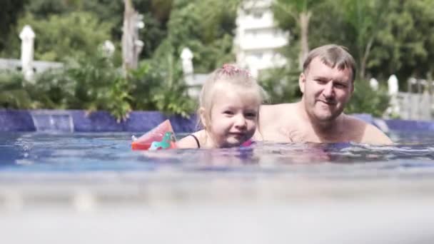 Папа учит плавать маленькую дочь. — стоковое видео