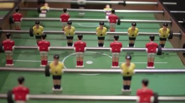 Masa futbolu oynayın. Oyuncularla masanın yakın çekim