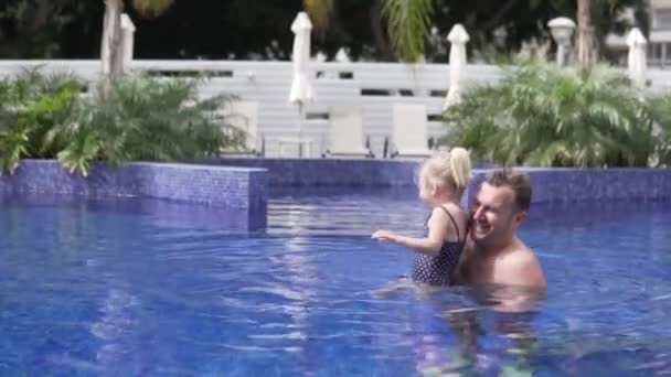 아빠는 자신의 작은 딸과 함께 수영장에서 수영 — 비디오