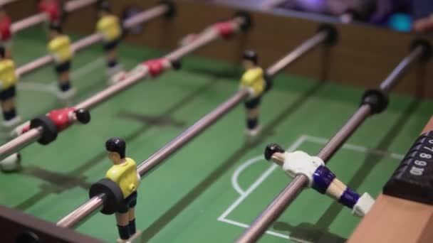 La gente juega fútbol de mesa — Vídeos de Stock