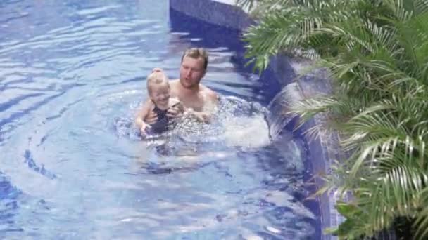 Papai brinca com sua filha na piscina — Vídeo de Stock