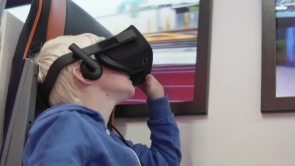 Малик блондинка з келихами віртуальної реальності. — стокове відео