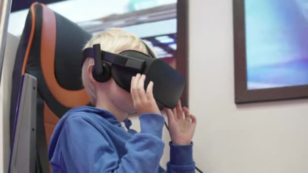 O menino é loiro em óculos de realidade virtual . — Vídeo de Stock