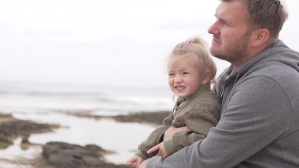 Far och dotter på stranden. — Stockvideo