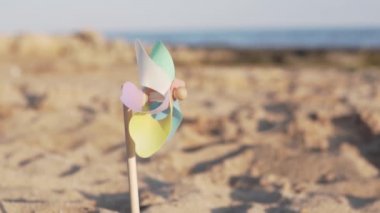 Bir rüzgar standları ile bir döner renkli plastik fırıldak